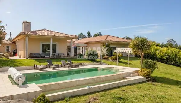 Vista exterior de Casa o xalet en venda en A Cañiza   amb Calefacció, Jardí privat i Parquet