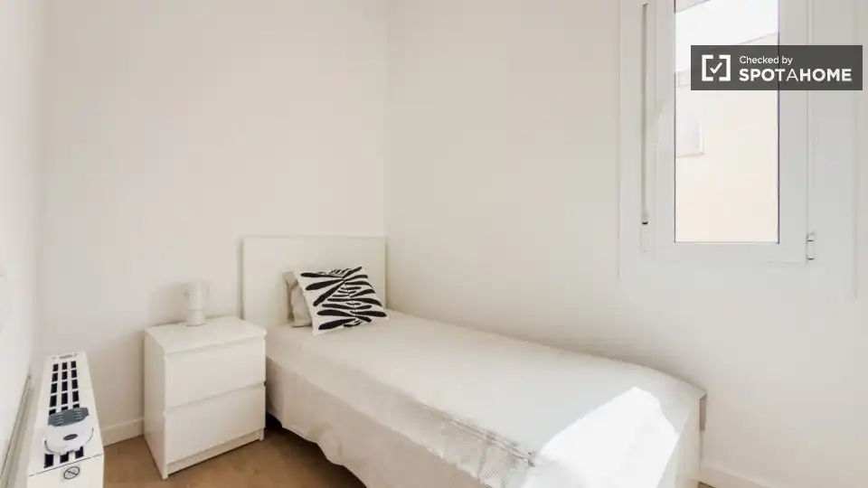 Dormitori de Apartament per a compartir en Barcelona amb Aire condicionat, Calefacció i Terrassa