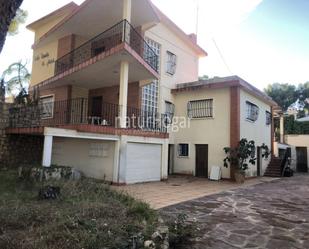 Vista exterior de Casa o xalet en venda en Paterna amb Jardí privat, Terrassa i Piscina