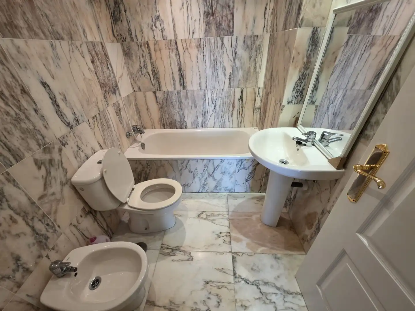Baño de Piso de alquiler en A Coruña Capital  con Calefacción