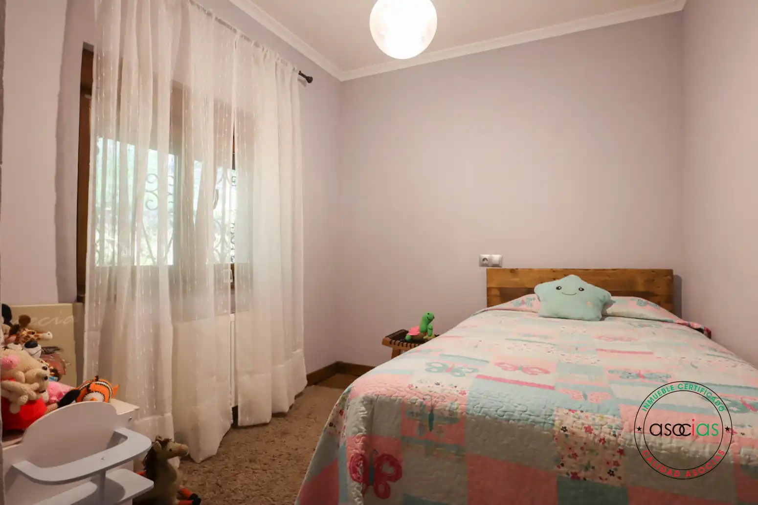Dormitori de Casa o xalet en venda en Oviedo  amb Calefacció, Jardí privat i Parquet