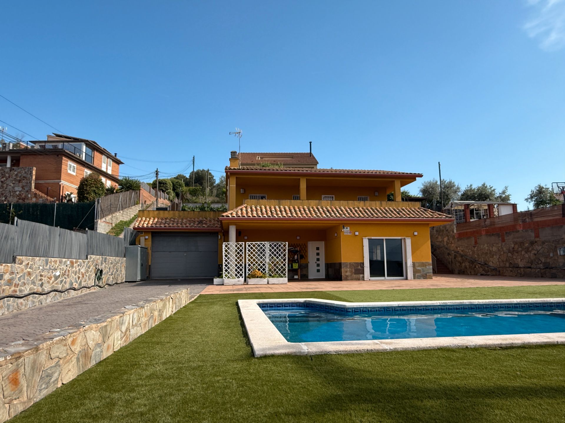 Vista exterior de Casa o xalet de lloguer en Castellbisbal amb Aire condicionat, Calefacció i Jardí privat