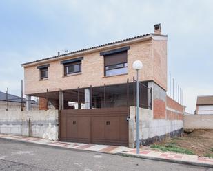 Vista exterior de Casa o xalet en venda en Cobisa amb Aire condicionat, Calefacció i Jardí privat