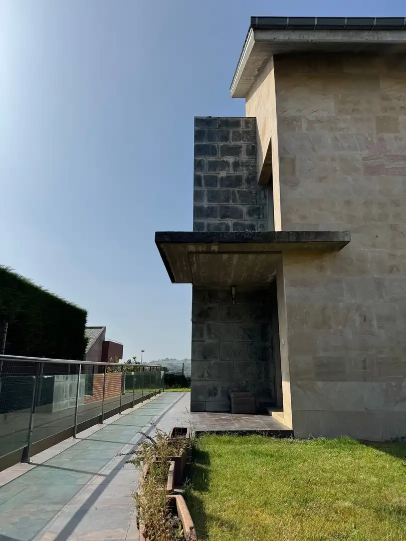 Vista exterior de Casa o xalet en venda en Santa Cruz de Bezana amb Calefacció, Jardí privat i Terrassa