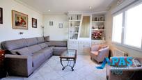Sala d'estar de Casa o xalet en venda en Marina de Cudeyo amb Calefacció, Jardí privat i Moblat