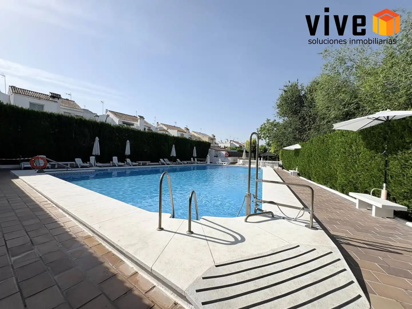 Piscina de Casa adosada de lloguer en Tomares amb Terrassa, Traster i Jacuzzi