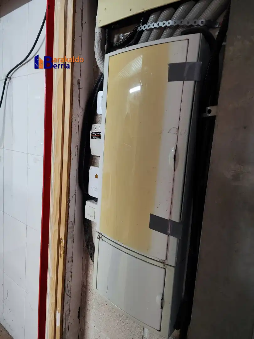 Vista exterior de Nave industrial en venta en Santurtzi  con Alarma