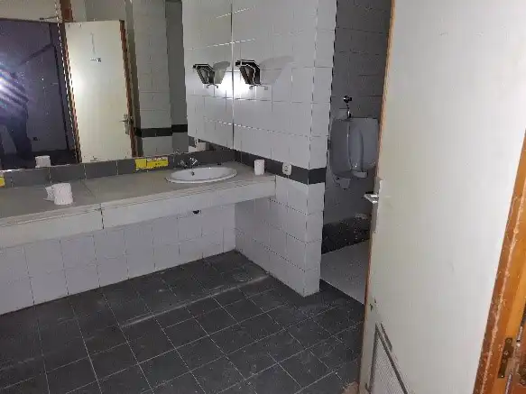 Baño de Local en venta en Madrid