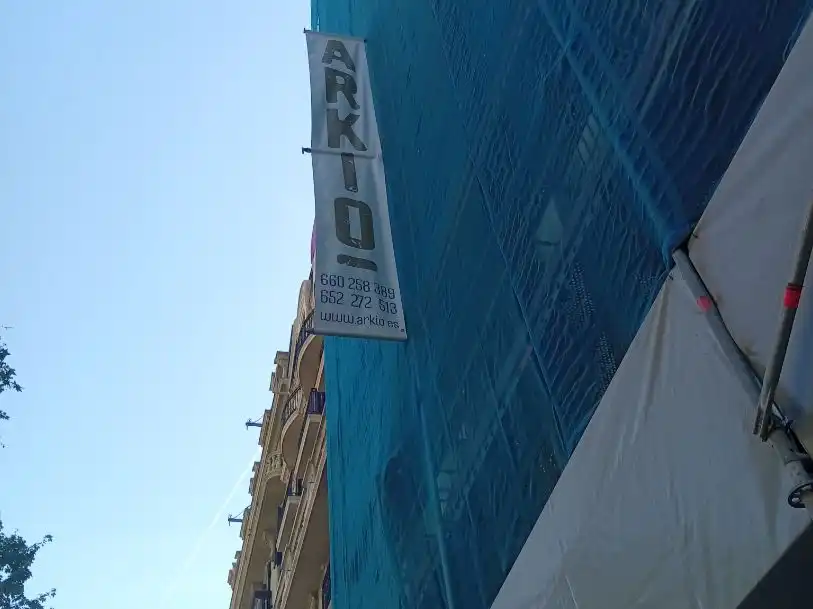 Vista exterior de Local en venda en Barcelona amb Aire condicionat, Calefacció i Parquet
