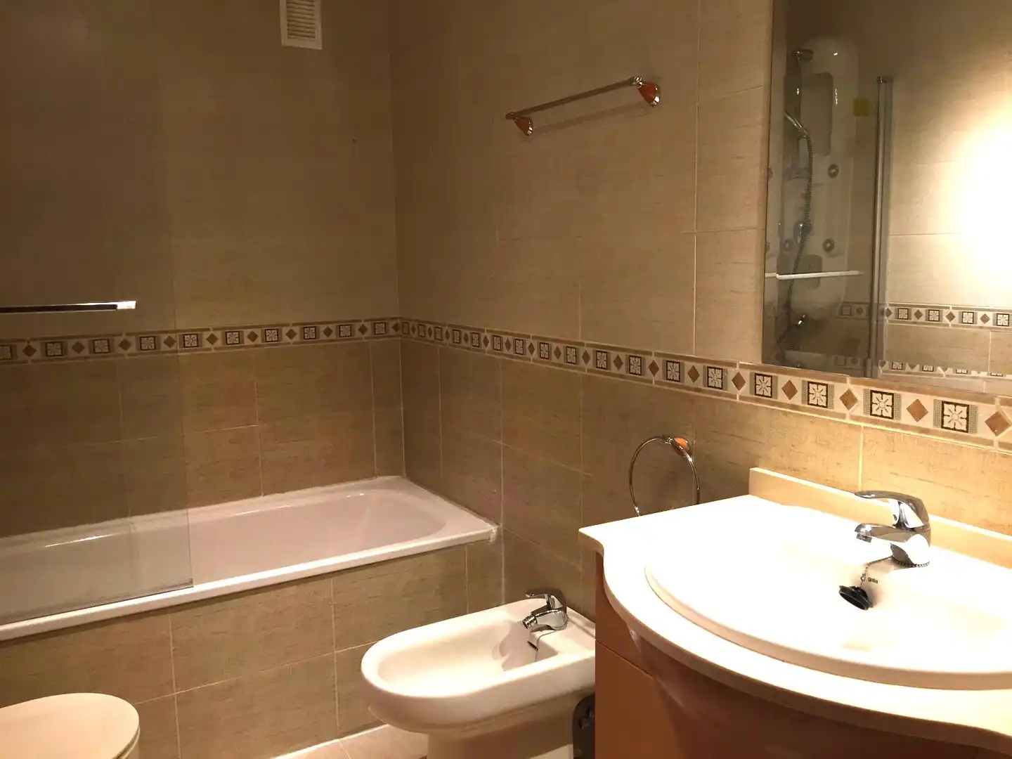 Badezimmer von Einfamilien-Reihenhaus zum Verkauf in Aranjuez mit Klimaanlage, Heizung und Terrasse