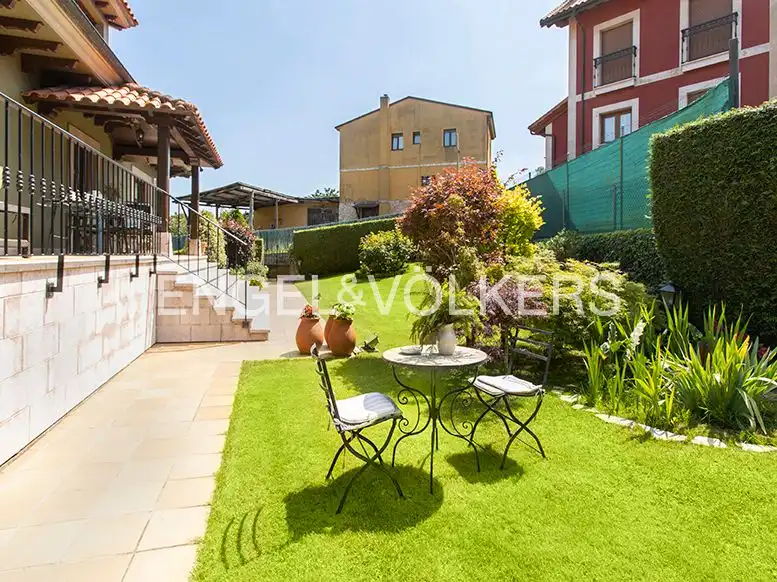 Terrassa de Casa o xalet en venda en Oviedo  amb Calefacció, Jardí privat i Terrassa