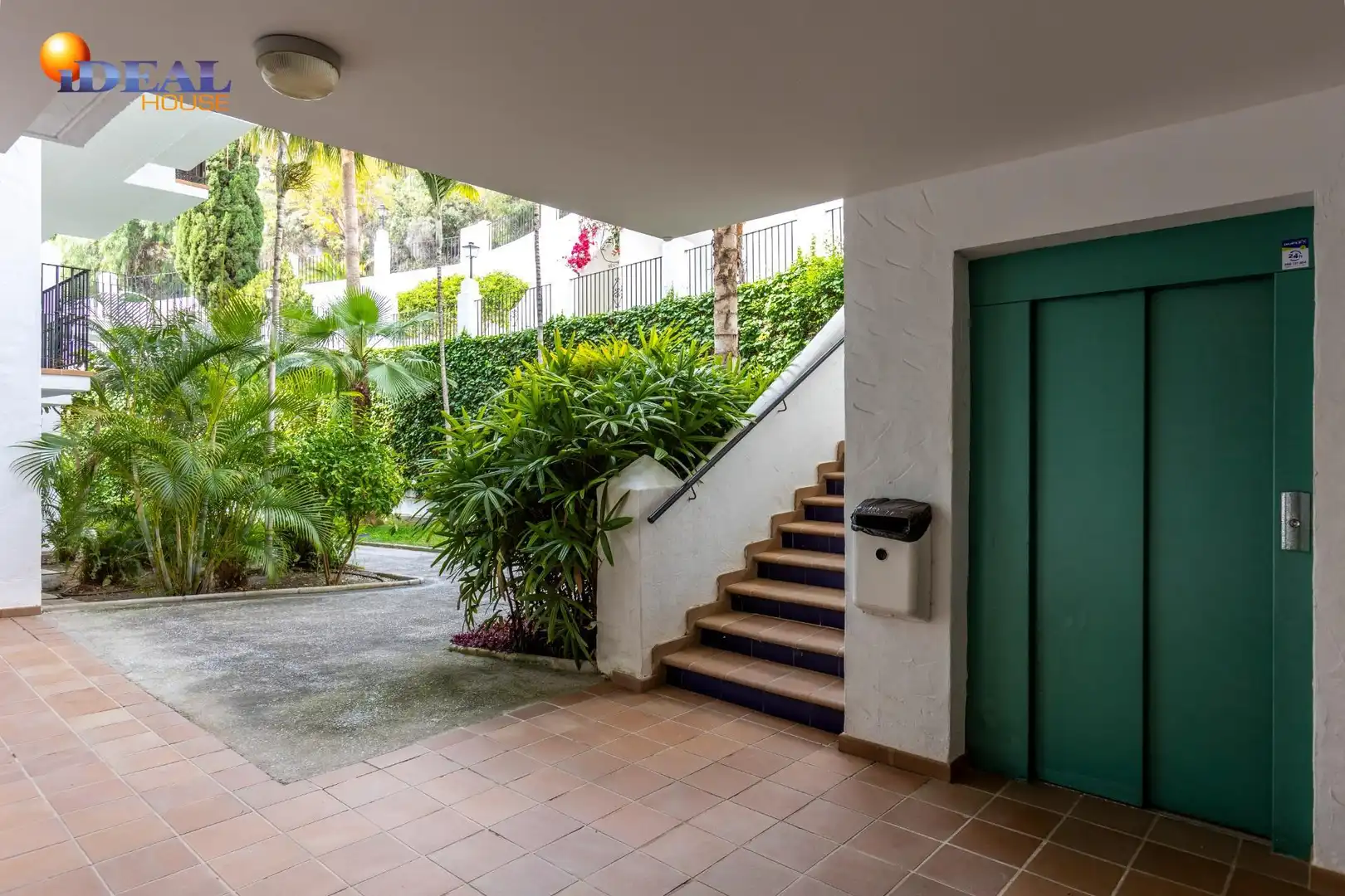 Piso en venta en Almuñécar con Jardín privado, Terraza y Piscina comunitaria