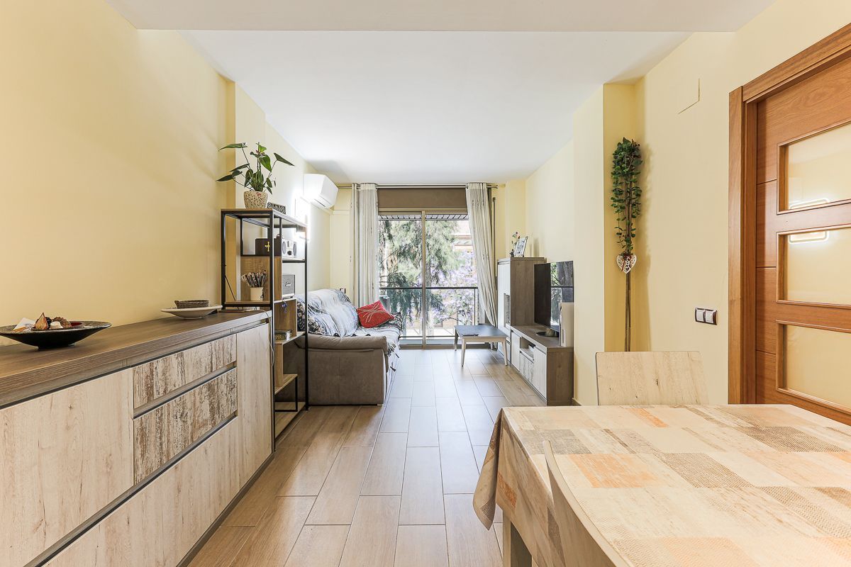 Vista exterior de Piso en venta en Cornellà de Llobregat con Aire acondicionado, Calefacción y Amueblado