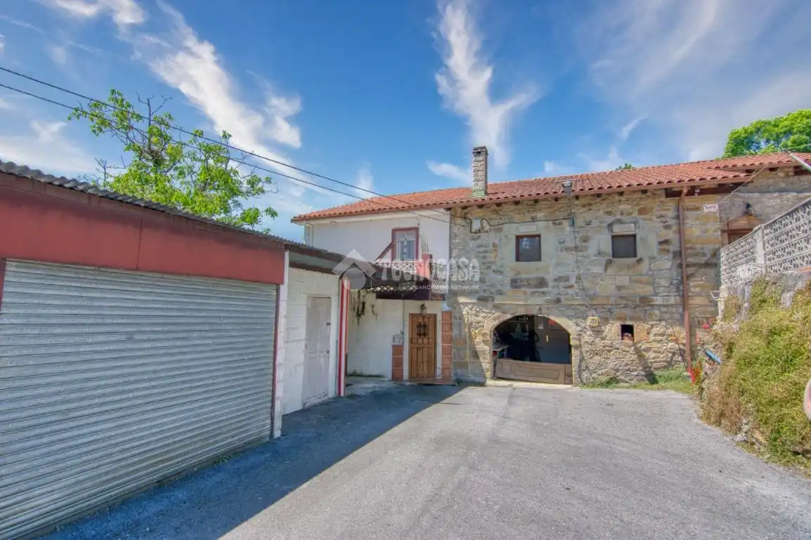 Vista exterior de Finca rústica en venda en Solórzano amb Terrassa i Balcó