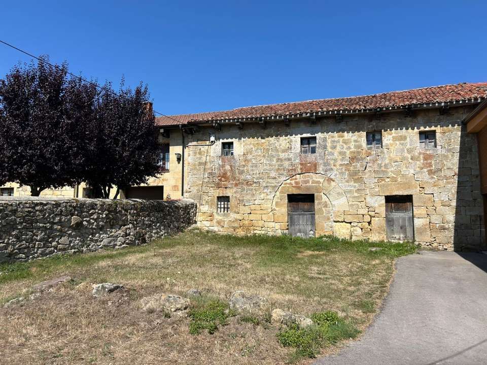 Vista exterior de Casa o xalet en venda en Valle de Valdebezana amb Jardí privat