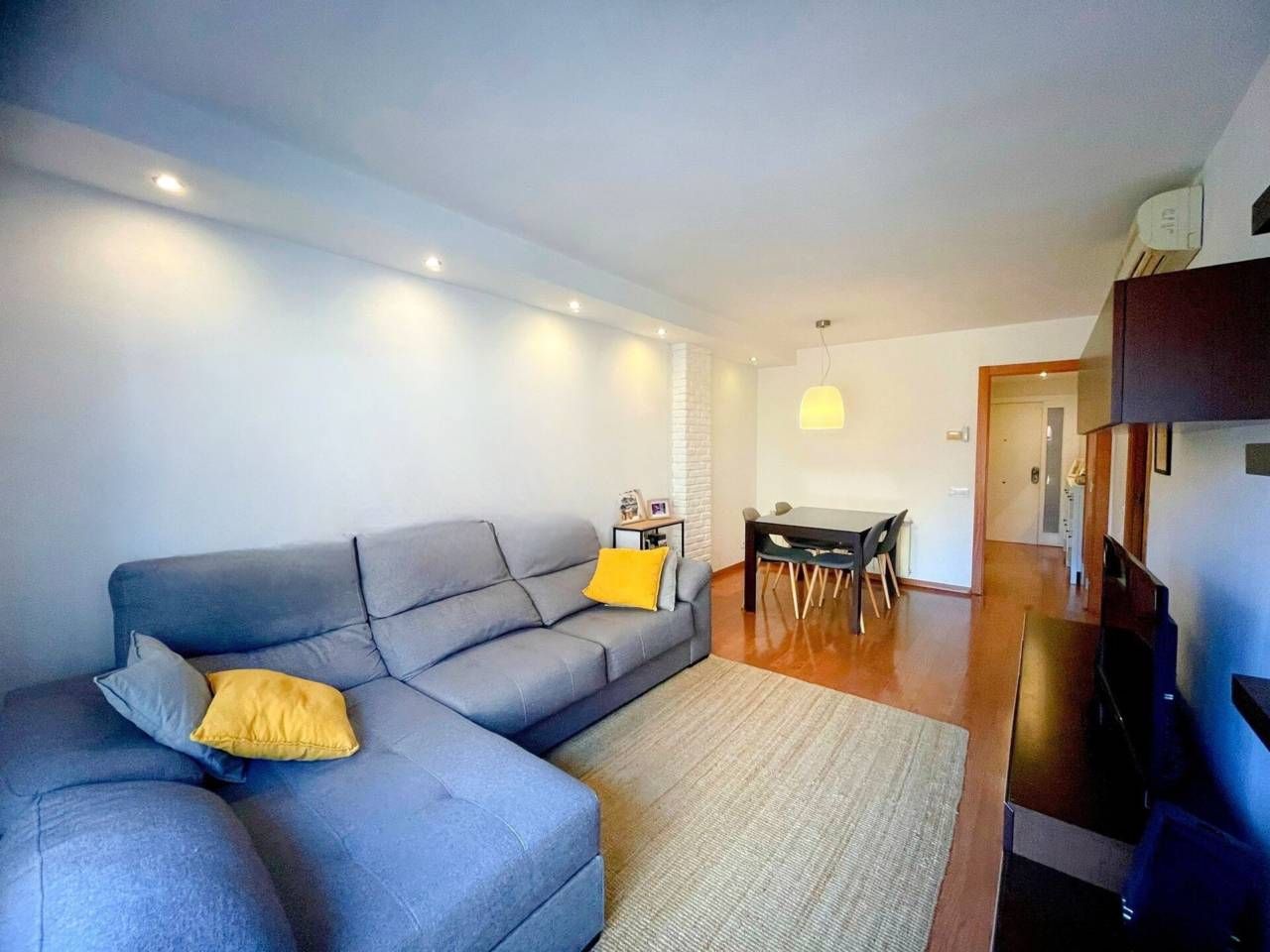 Sala d'estar de Pis en venda en Cerdanyola del Vallès amb Aire condicionat, Calefacció i Parquet