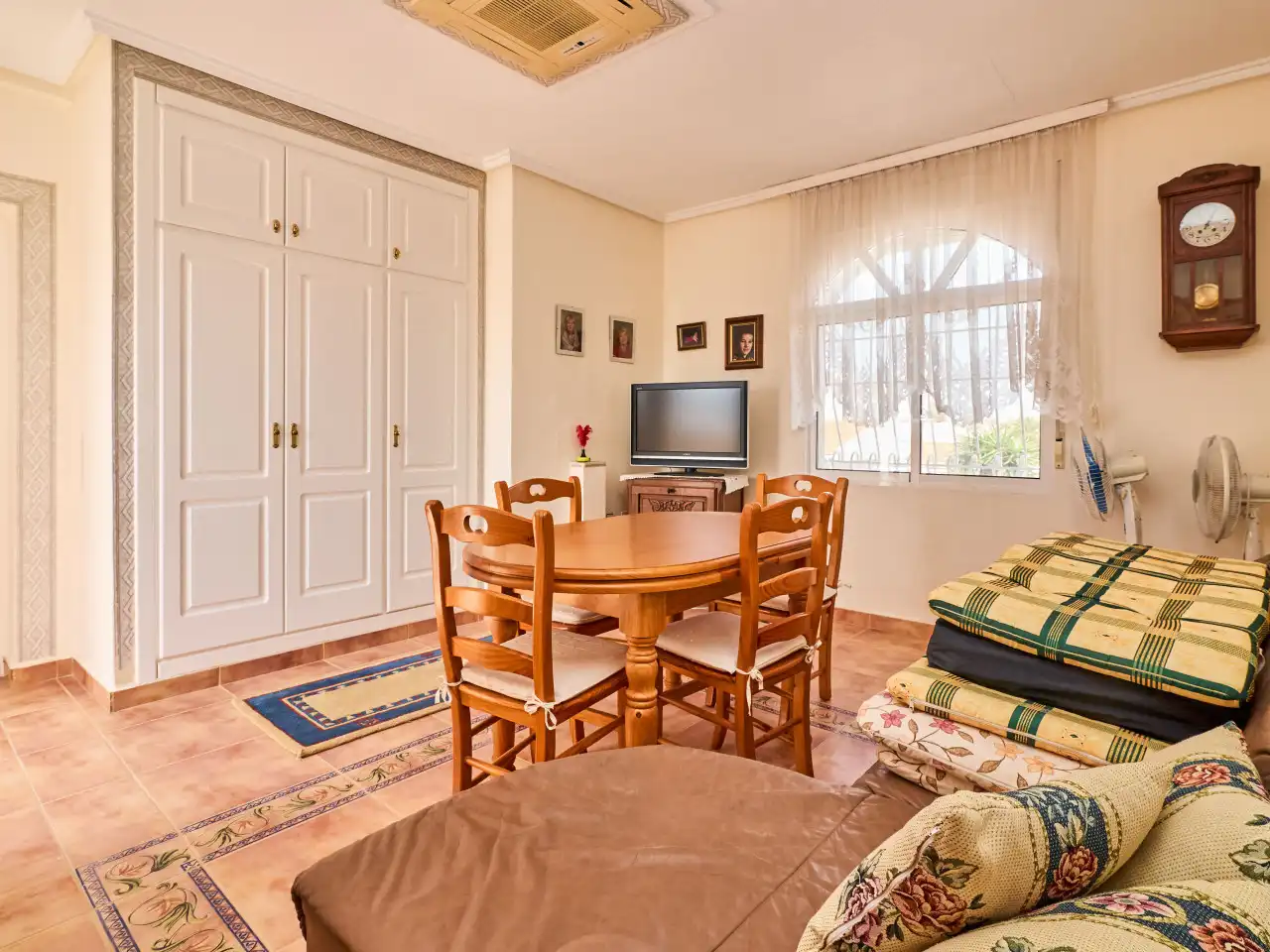 Sala d'estar de Casa o xalet en venda en Torrevieja amb Aire condicionat, Calefacció i Jardí privat