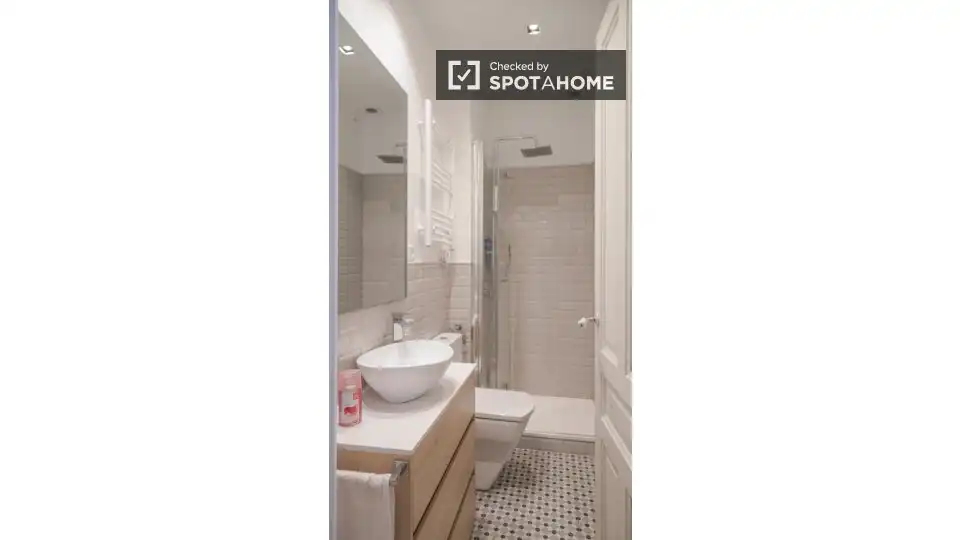 Bathroom of Flat for share in Madrid  with Air Conditioner, Heating and Terrace