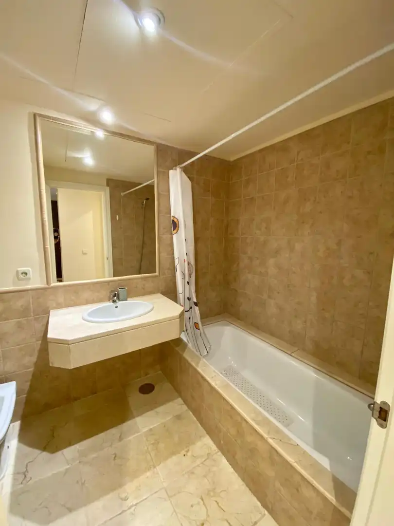 Baño de Apartamento de alquiler en Estepona con Aire acondicionado, Calefacción y Jardín privado