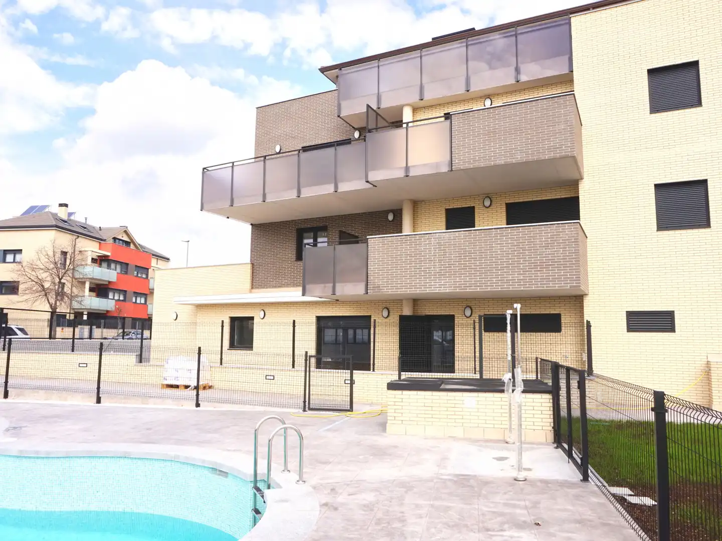 Außenansicht von Wohnung zur Miete in Colmenar Viejo mit Terrasse, Abstellraum und Schwimmbad