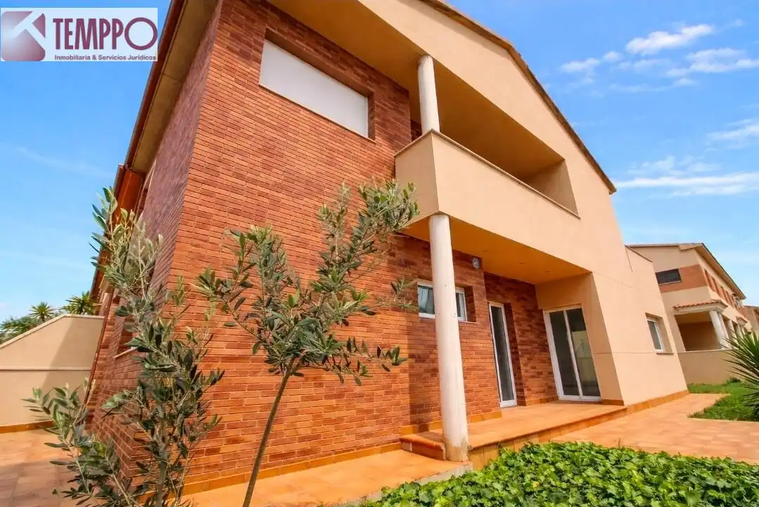 Vista exterior de Casa adosada en venta en Llorenç del Penedès con Calefacción, Jardín privado y Terraza