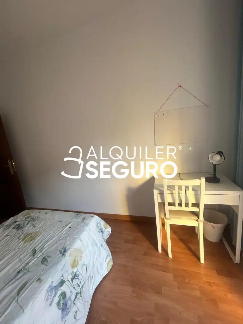 Dormitori de Pis de lloguer en Maracena amb Aire condicionat, Calefacció i Terrassa