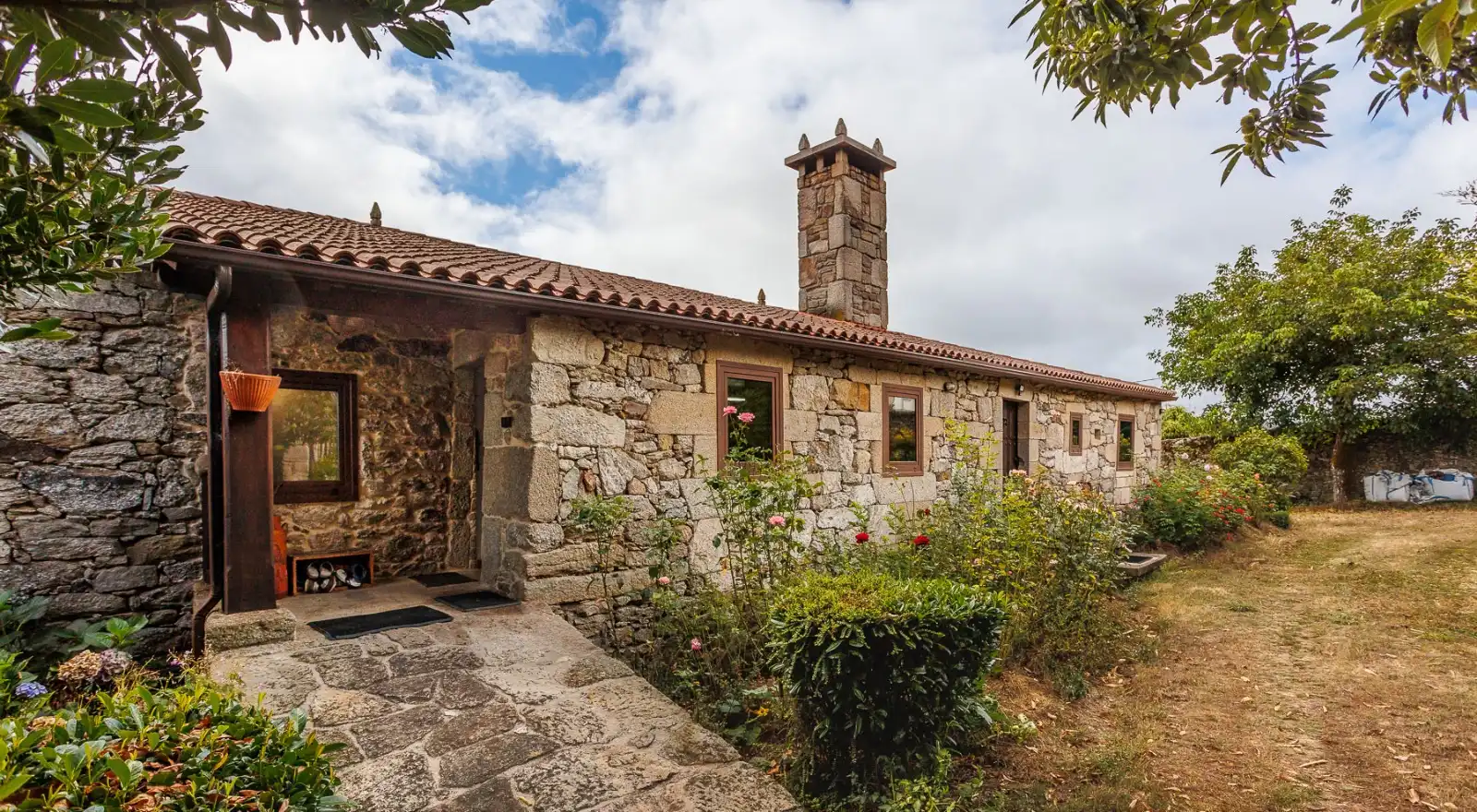 Vista exterior de Finca rústica en venda en Chantada amb Aire condicionat, Calefacció i Jardí privat