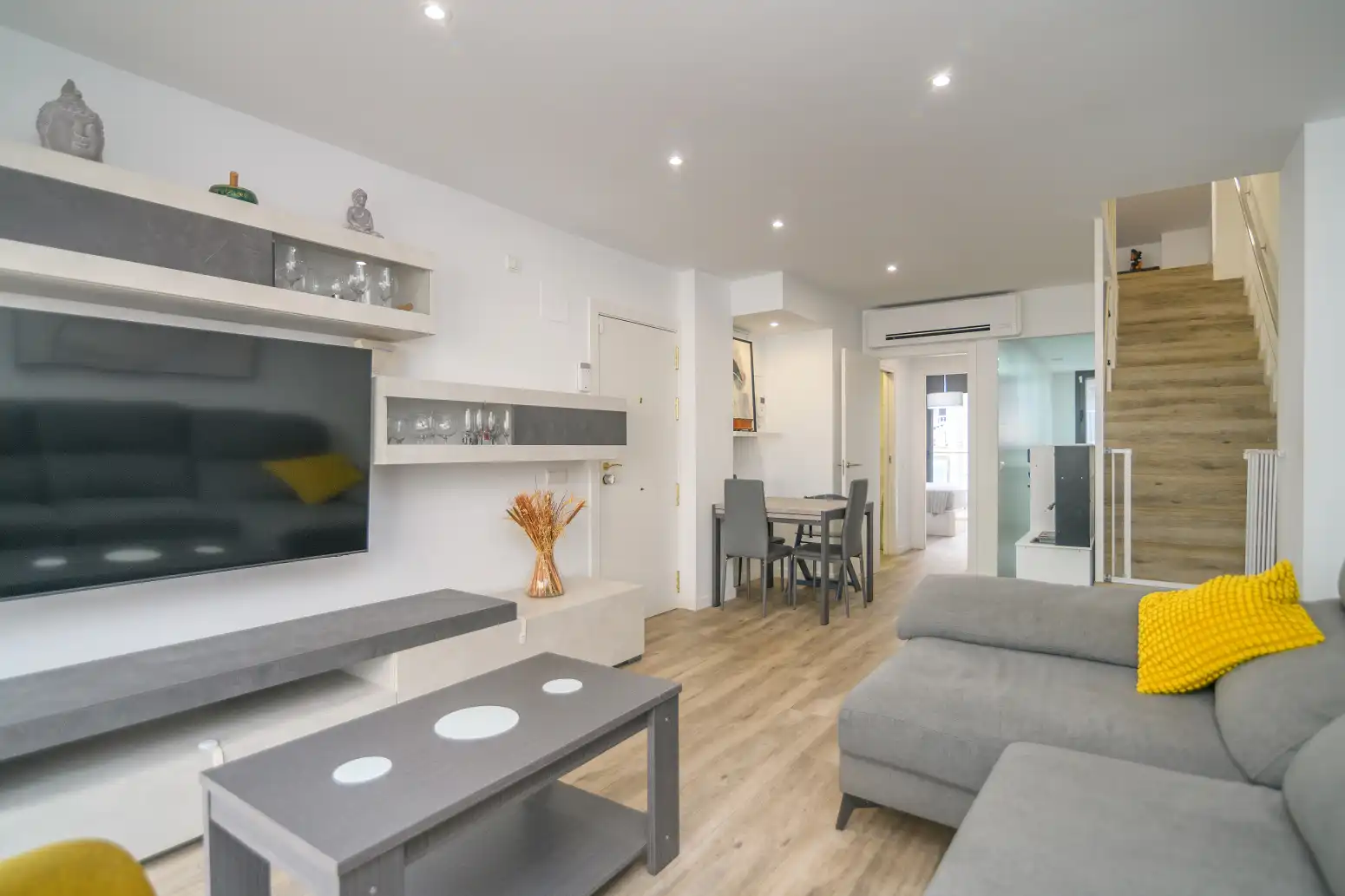 Sala d'estar de Pis en venda en Cornellà de Llobregat amb Aire condicionat, Calefacció i Terrassa