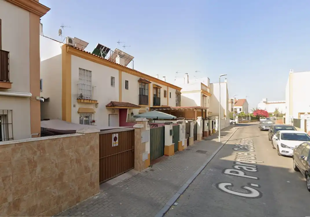 Exterior view of Detached homes for sale in  Sevilla Capital  with Air Conditioner and Furnished