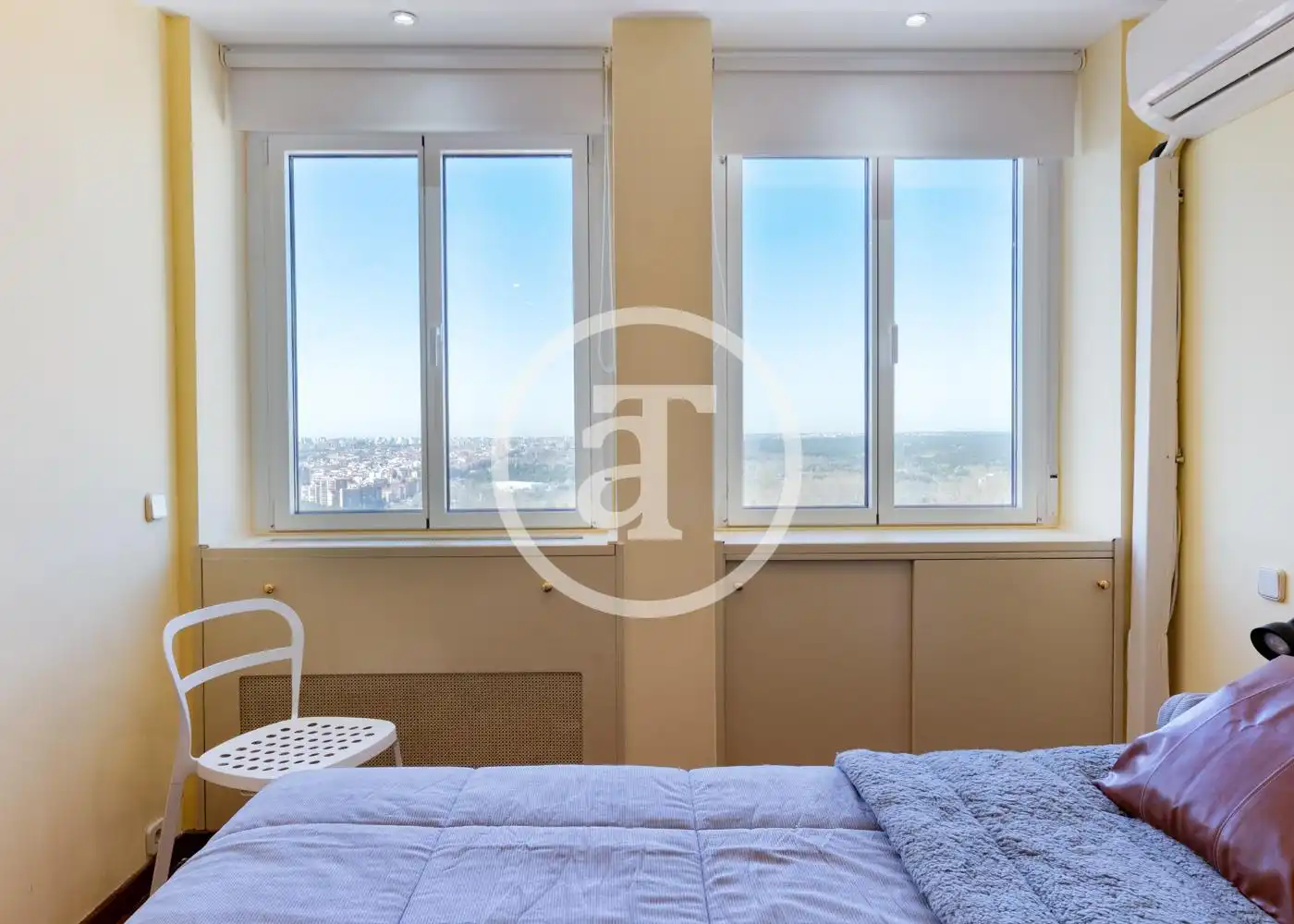 Schlafzimmer von Wohnung zur Miete in Madrid mit Klimaanlage, Heizung und Möbliert