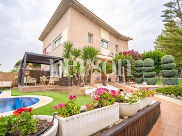Xalet amb piscina en venda a Rascanya