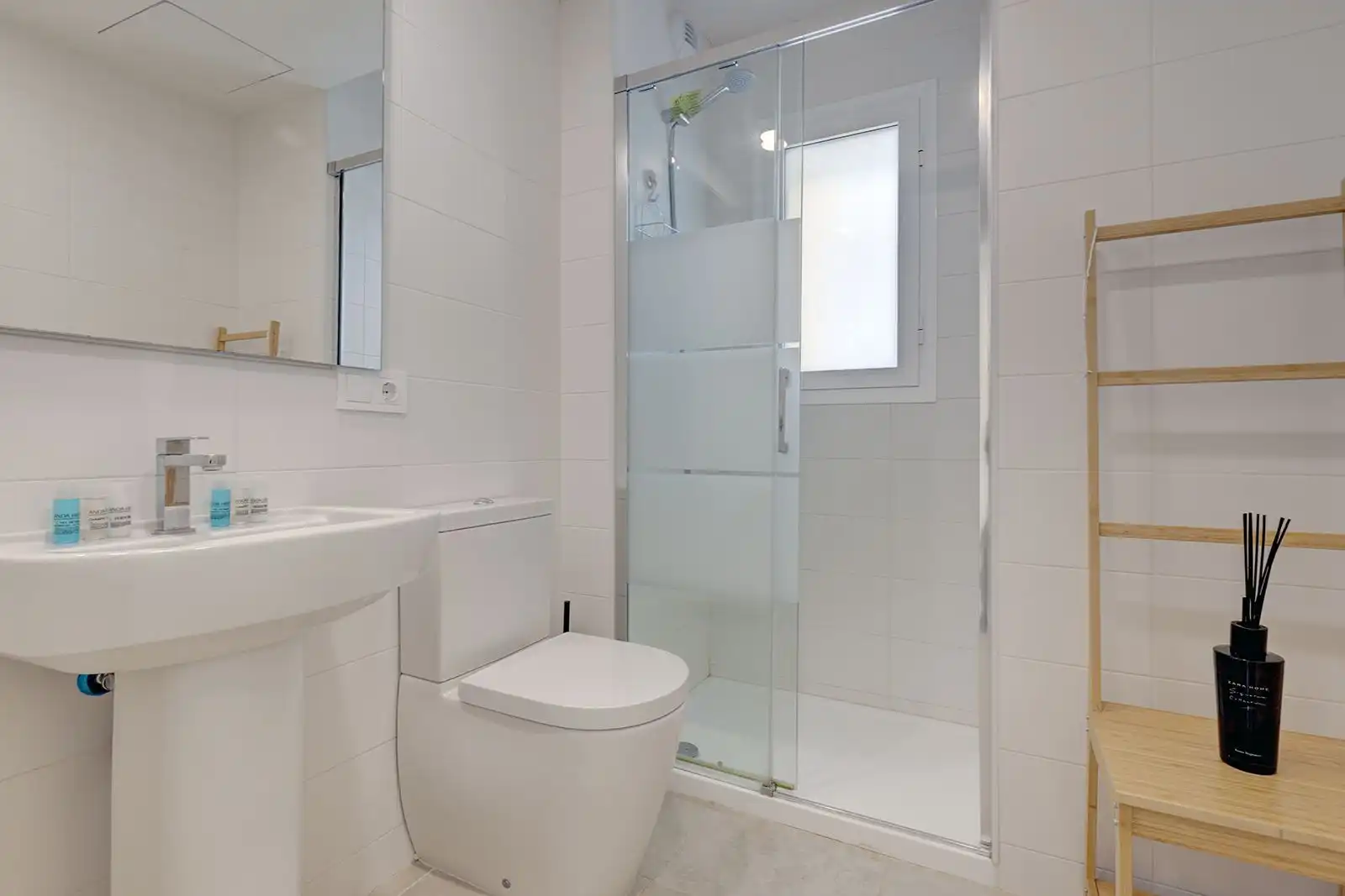 Bany de Apartament de lloguer en Estepona amb Aire condicionat, Terrassa i Piscina