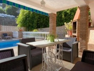 House with balcony for sale in Principal