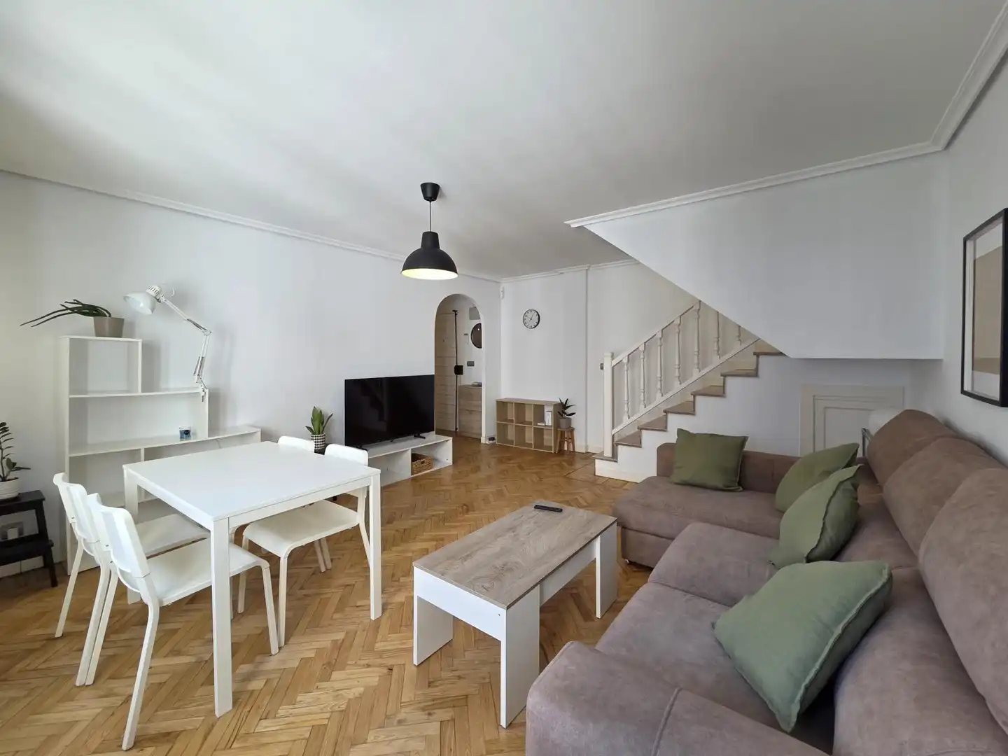 Wohnzimmer von Dachboden zur Miete in Santa Cruz de Bezana mit Privatgarten, Parkett und Terrasse