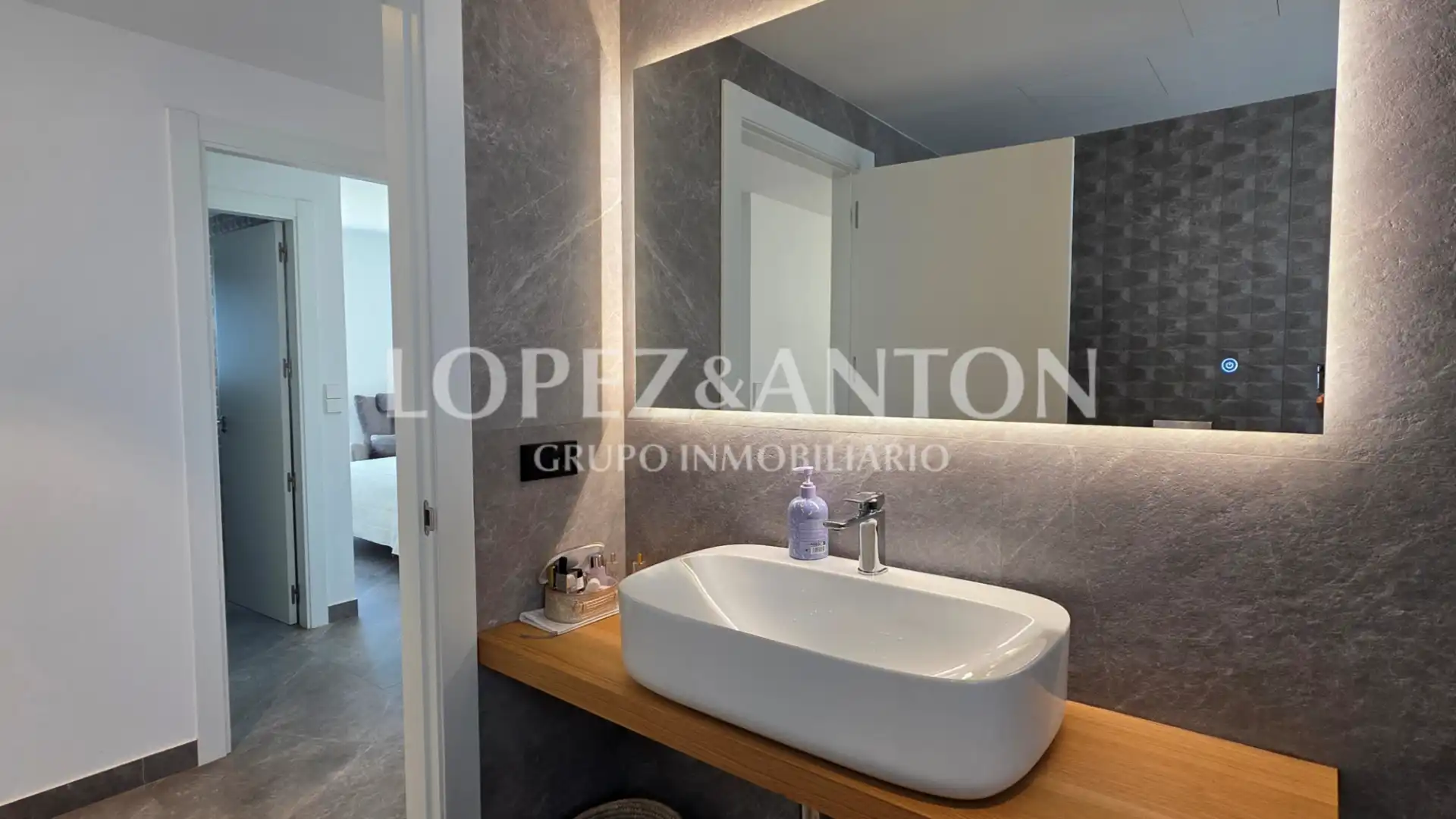Bathroom of Houses for sale in L'Eliana  with Air Conditioner, Heating and Private garden