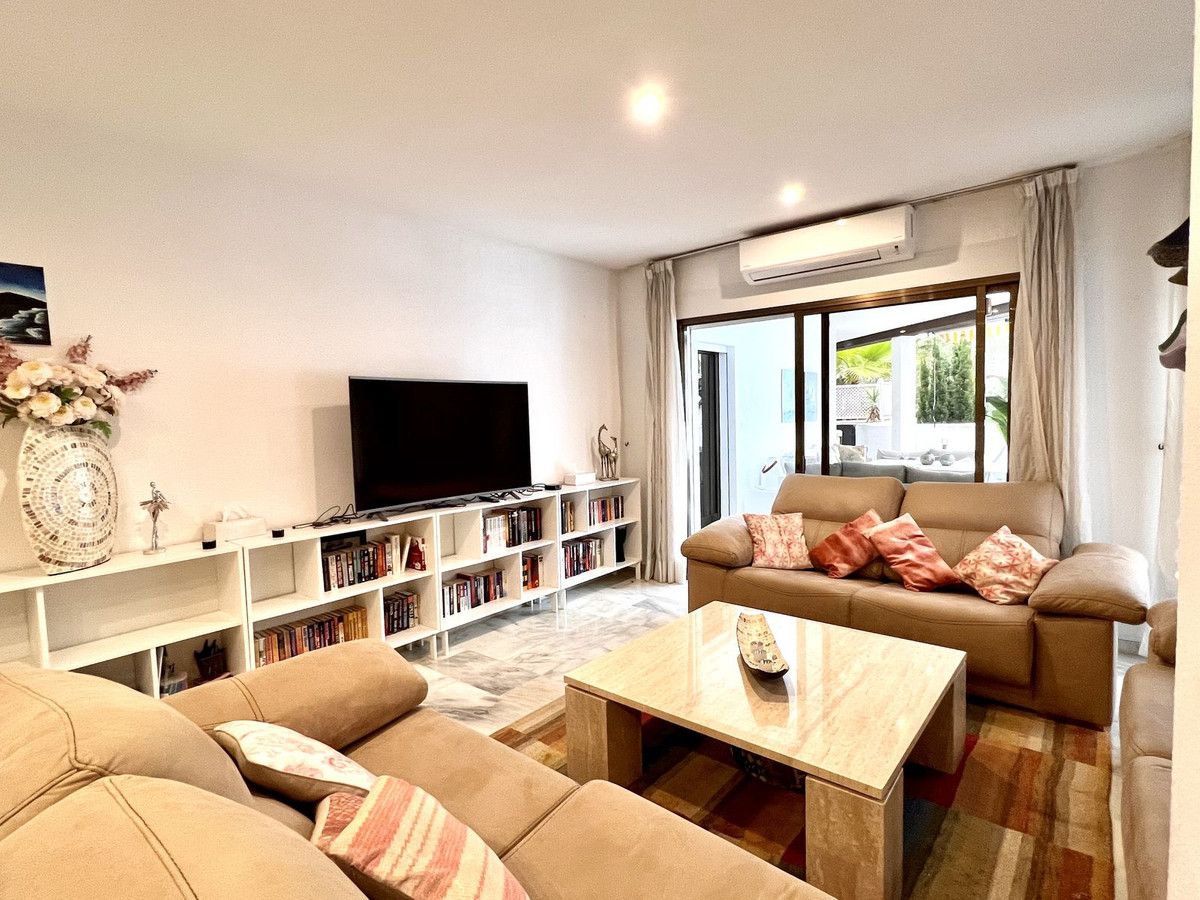Sala d'estar de Planta baixa de lloguer en Marbella amb Aire condicionat, Jardí privat i Terrassa