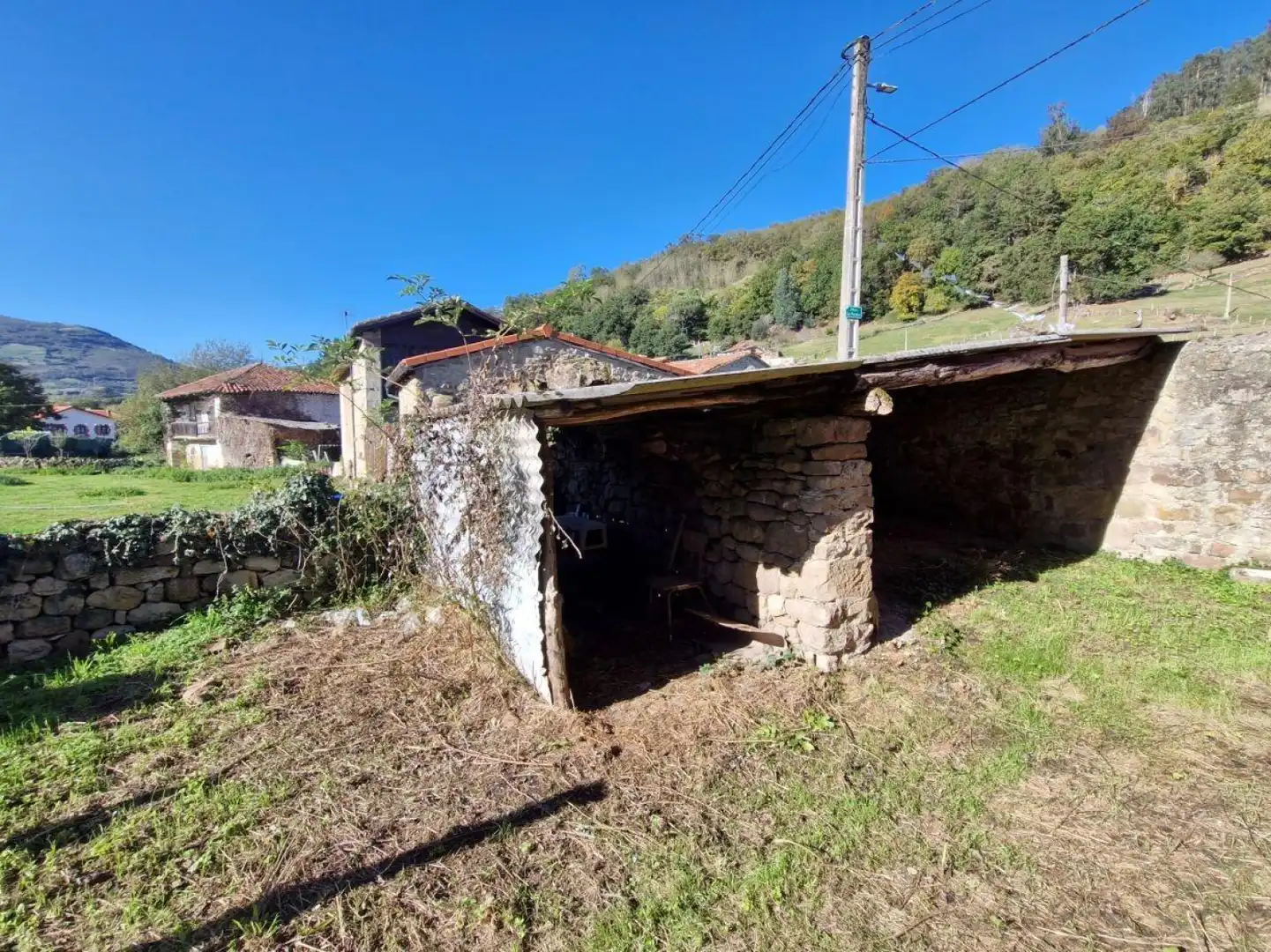 Außenansicht von Einfamilien-Reihenhaus zum Verkauf in Arenas de Iguña mit Privatgarten und Balkon