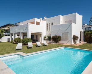 Jardí de Casa o xalet en venda en Marbella amb Aire condicionat, Terrassa i Piscina