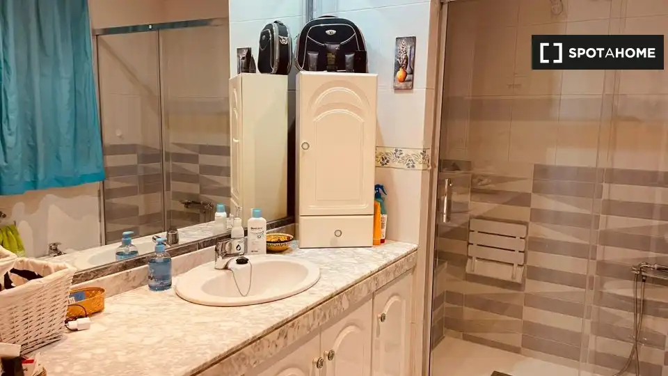 Bathroom of Flat for share in Almuñécar  with Air Conditioner, Heating and Furnished