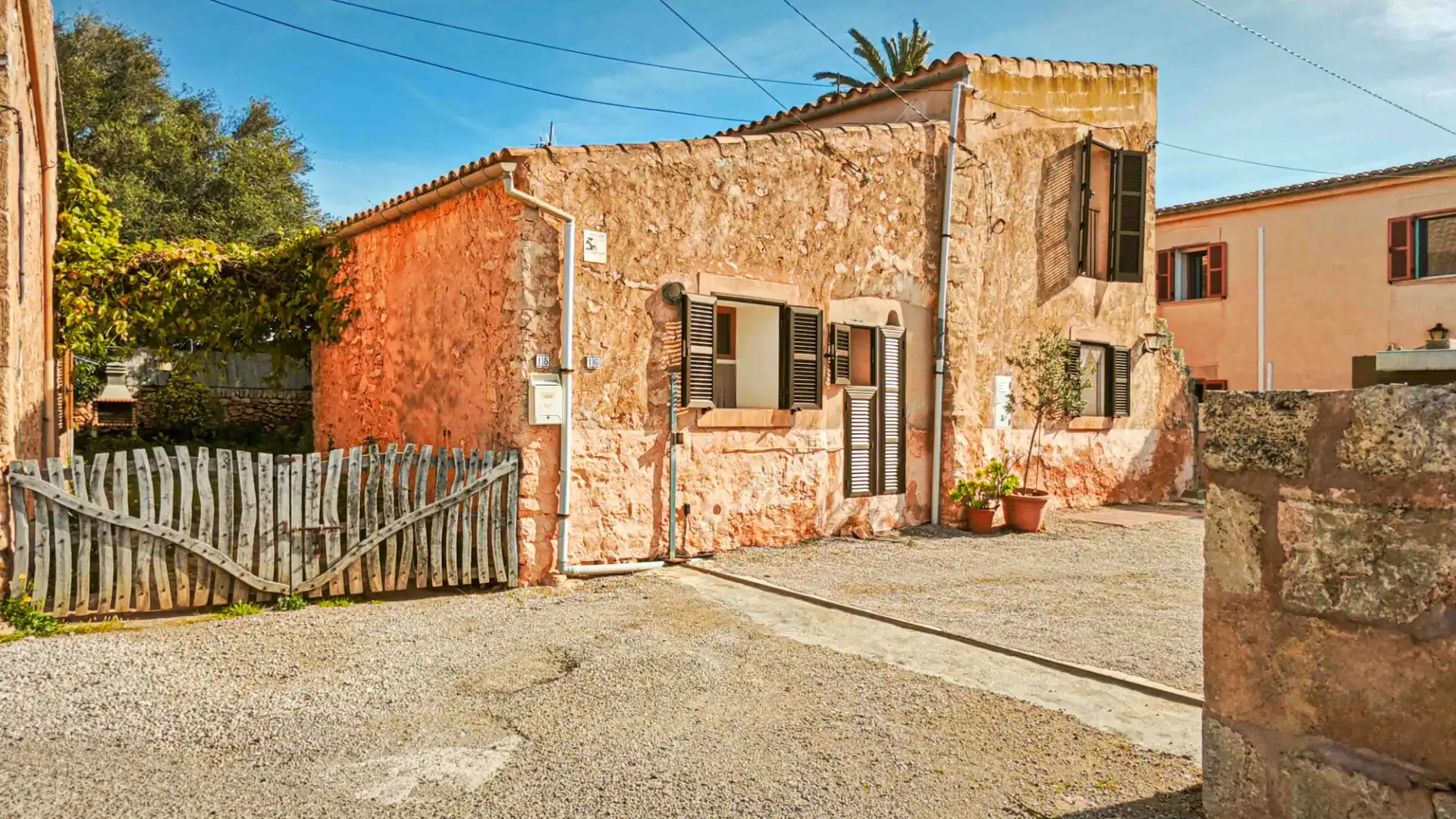 Vista exterior de Casa o xalet de lloguer en Ses Salines amb Jardí privat i Forn