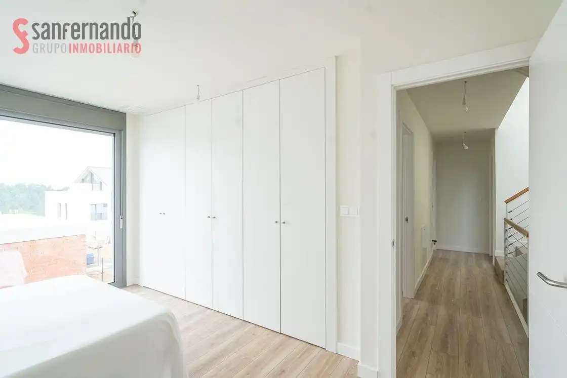 Habitación de Casa adosada en venta en Santa Cruz de Bezana con Calefacción, Jardín privado y Terraza