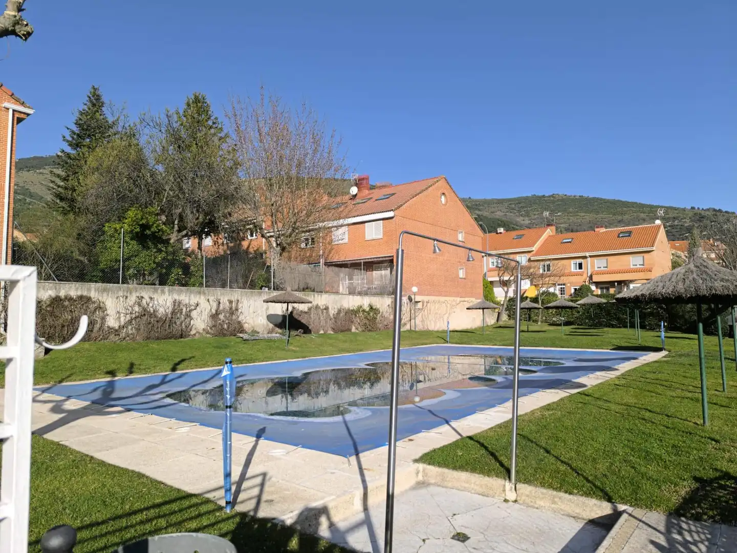 Garten von Einfamilien-Reihenhaus zum Verkauf in San Lorenzo de El Escorial mit Heizung, Privatgarten und Abstellraum