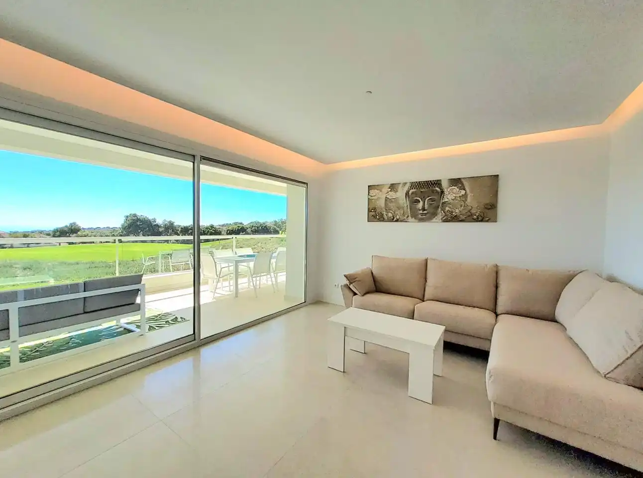 Sala de estar de Apartamento en venta en Sotogrande con Aire acondicionado, Terraza y Amueblado