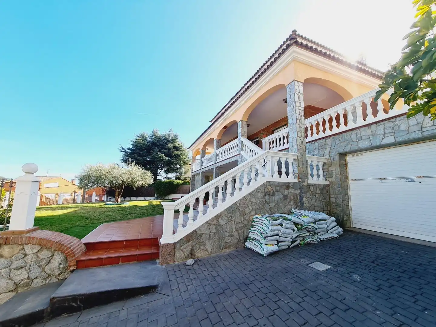 Vista exterior de Casa o chalet en venta en Badalona con Aire acondicionado, Calefacción y Jardín privado