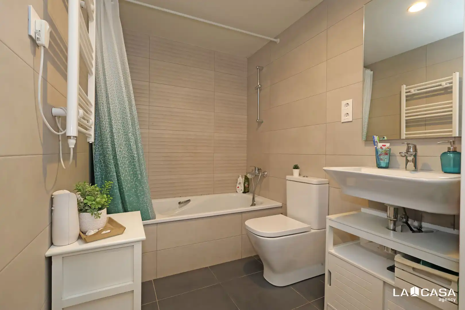Bathroom of Flat for sale in L'Hospitalet de Llobregat  with Terrace and Swimming Pool