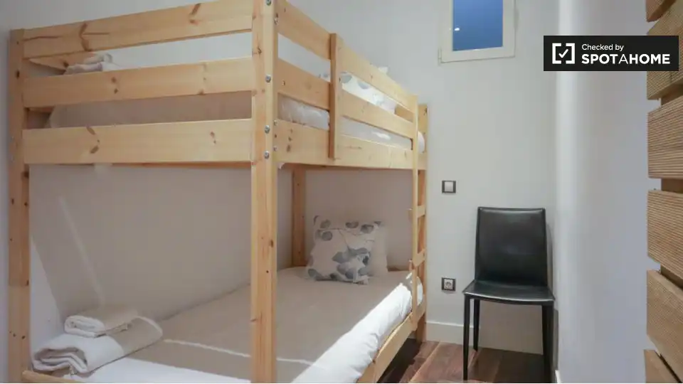 Schlafzimmer von Wohnung zur Miete in Madrid mit Klimaanlage, Heizung und Möbliert
