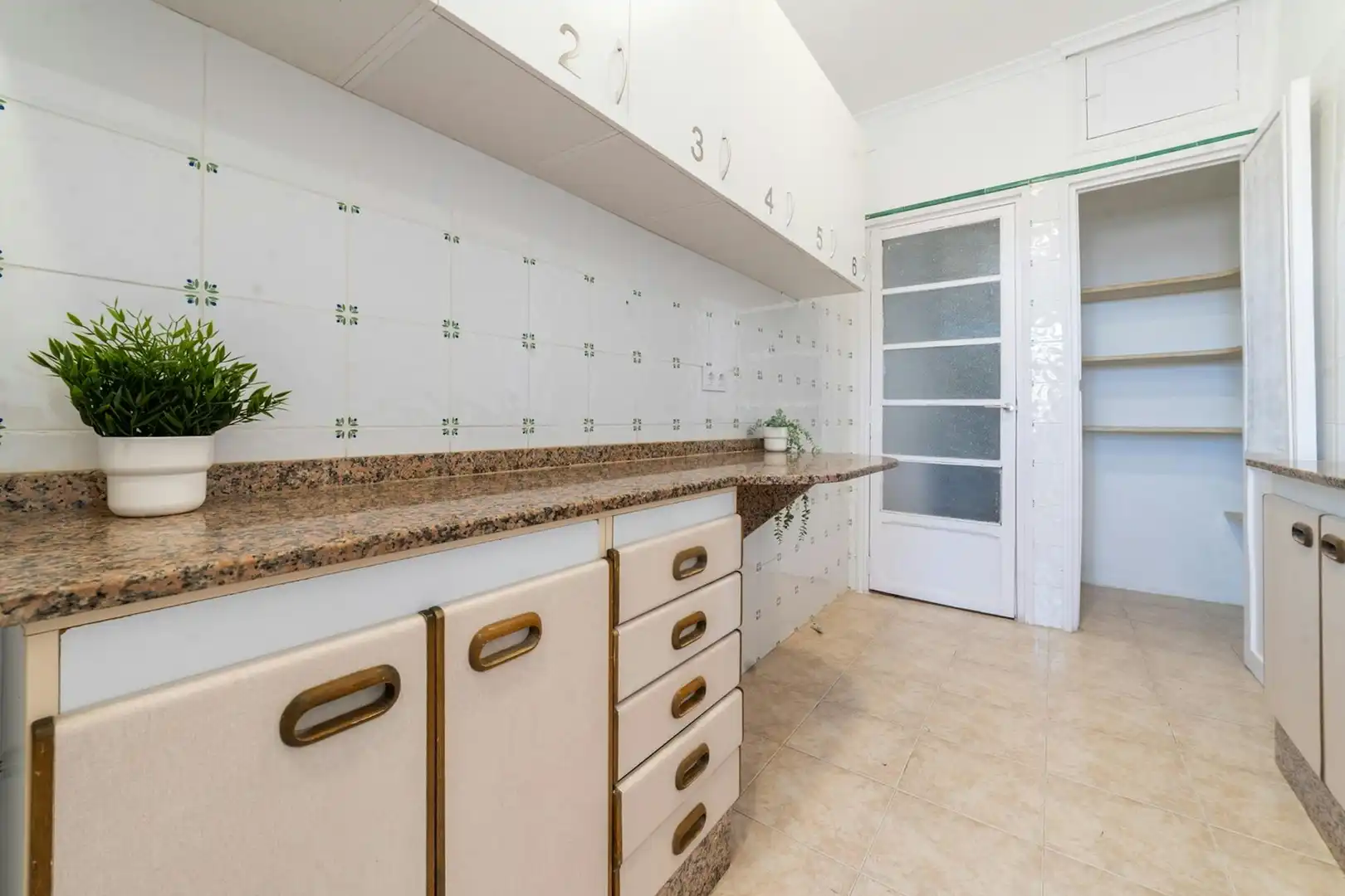 Kitchen of Flat for share in Valencia  with Furnished, Washing machine and TV