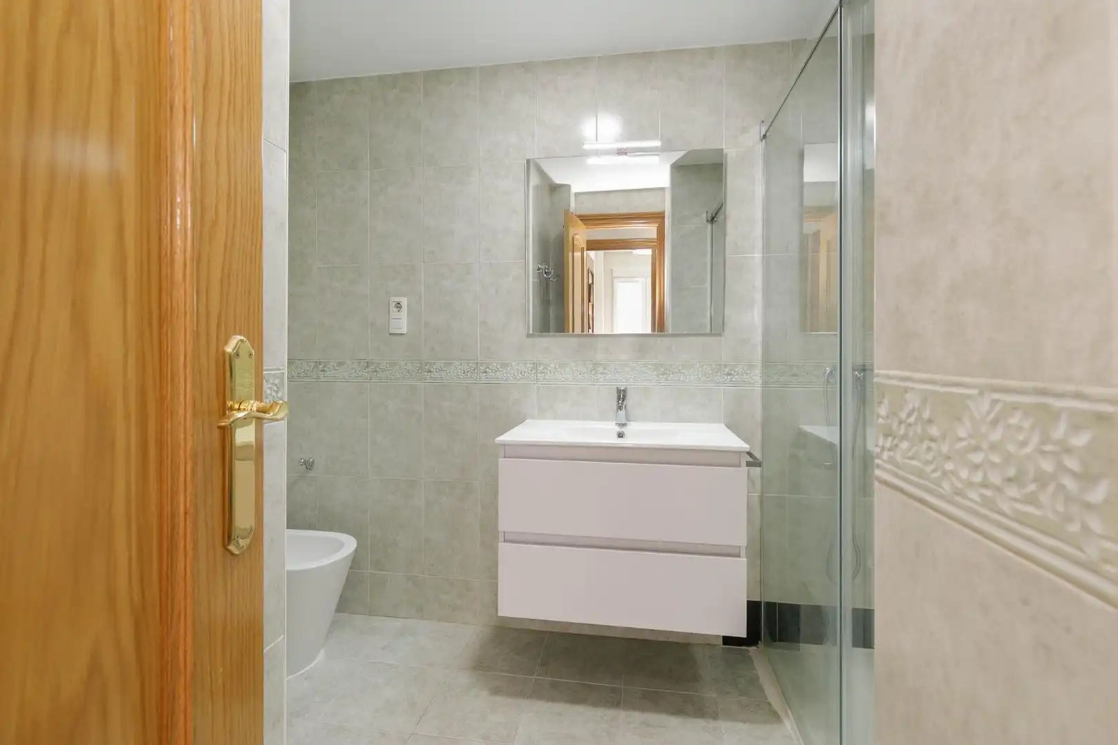 Bathroom of Flat for sale in Granada  with Air Conditioner, Terrace and Balcony