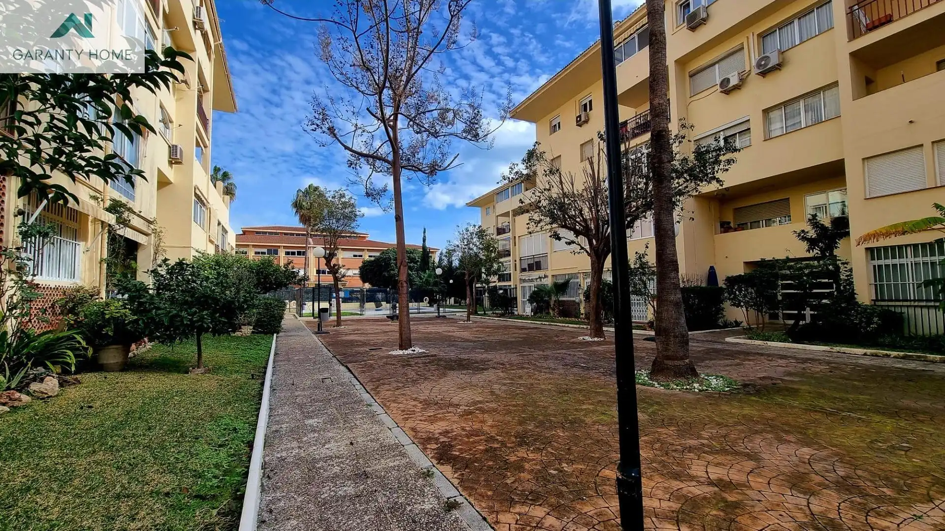 Vista exterior de Pis en venda en Benalmádena amb Jardí privat, Terrassa i Moblat