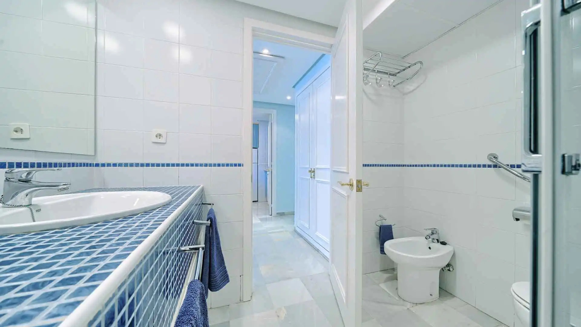 Baño de Apartamento en venta en Marbella con Aire acondicionado, Terraza y Piscina